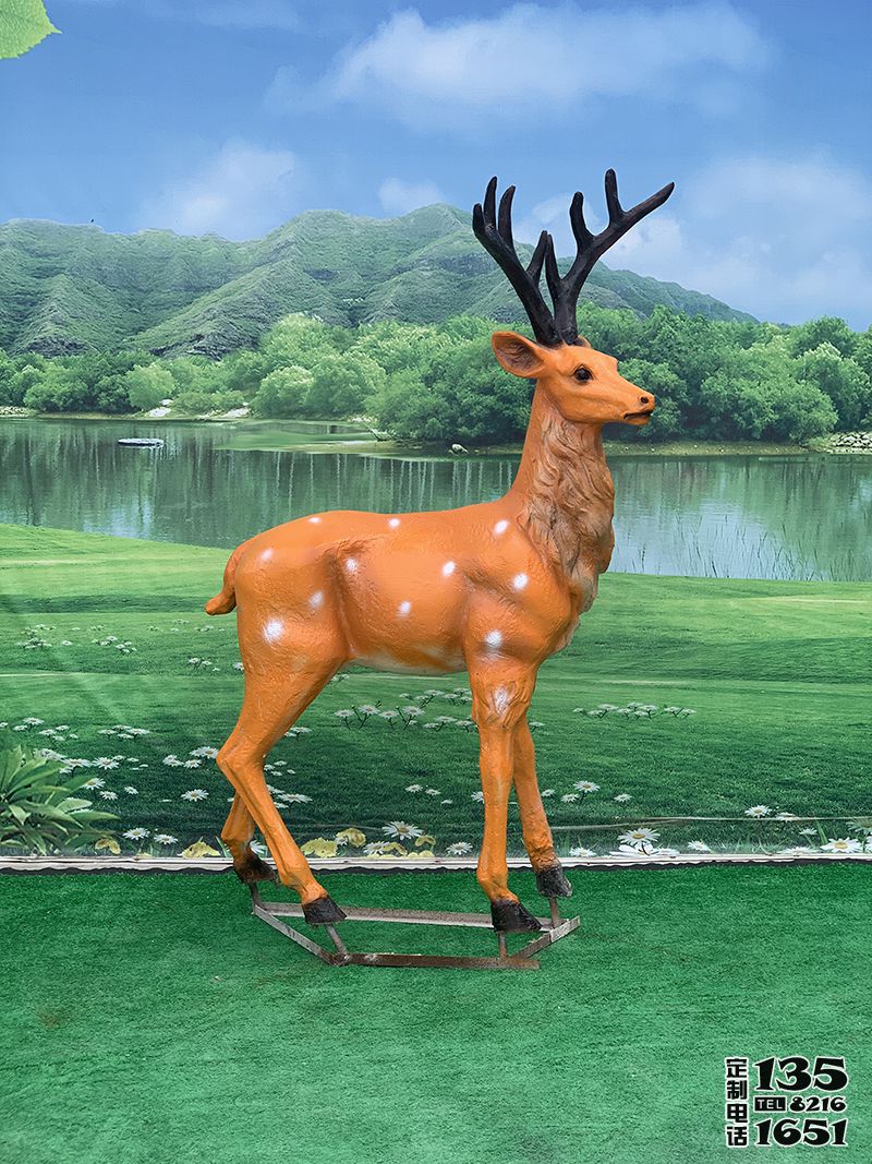 景区园林一只行走的玻璃钢彩绘仿真动物梅花鹿雕塑 景区园林一只行走的玻璃钢彩绘仿真动物梅花鹿雕塑