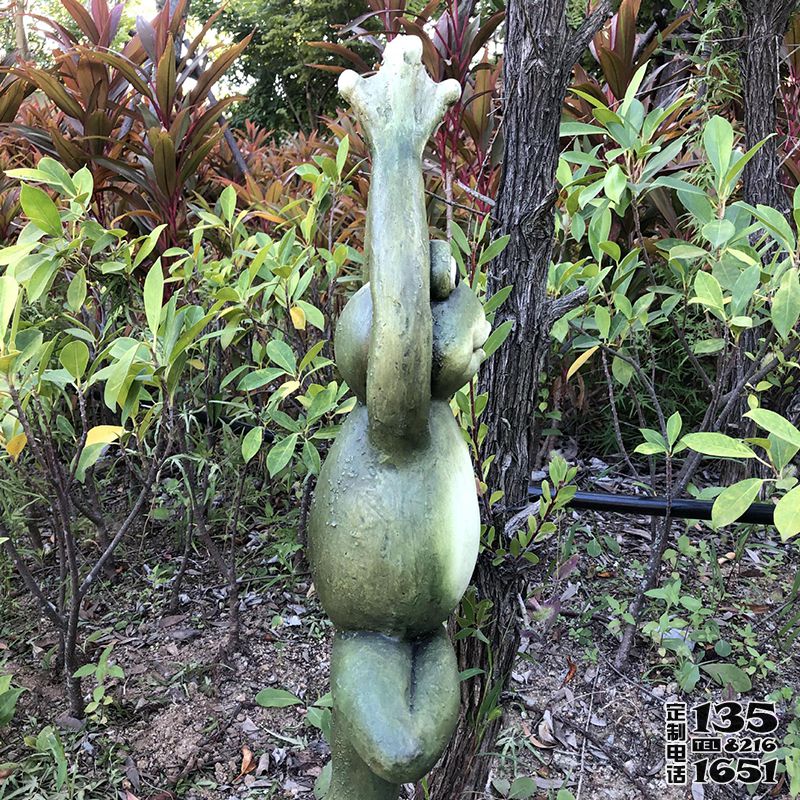 园林单腿站立的玻璃钢青蛙雕塑 园林单腿站立的玻璃钢青蛙雕塑