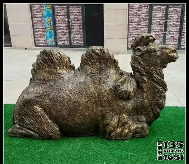 公园里摆放的一只仿铜璃钢喷漆骆驼雕塑 公园里摆放的一只仿铜璃钢喷漆骆驼雕塑