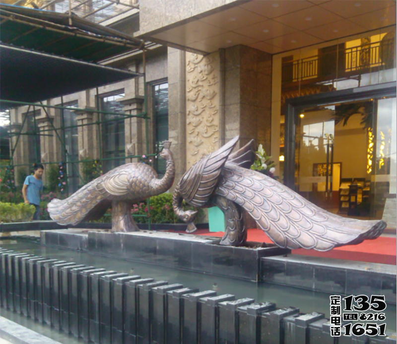 大型酒店门口两只戏水的玻璃钢仿铜孔雀雕塑 大型酒店门口两只戏水的玻璃钢仿铜孔雀雕塑