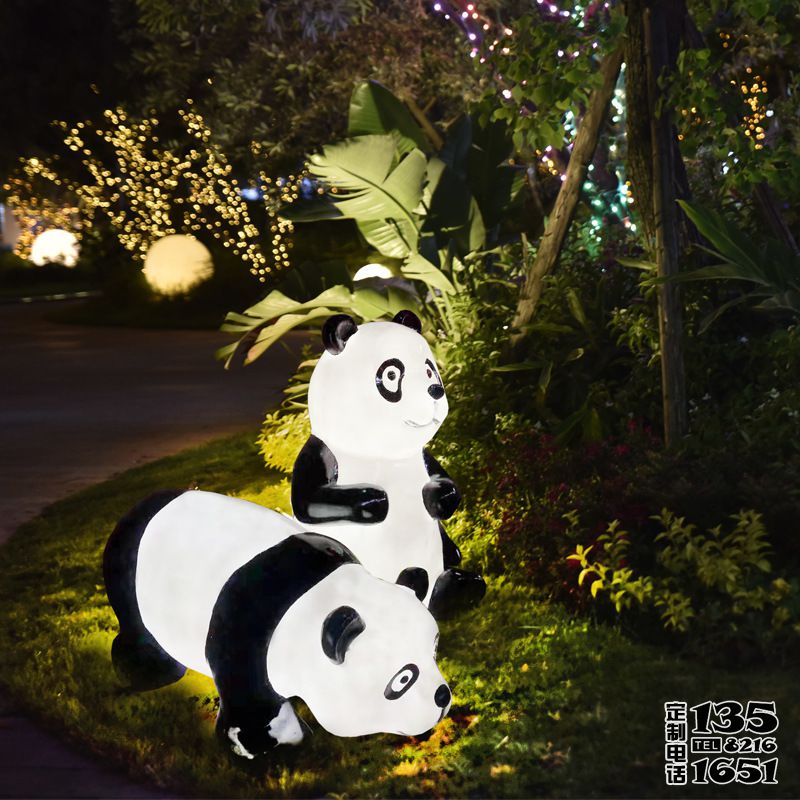 小区草坪夜间发光玻璃钢熊猫雕塑 小区草坪夜间发光玻璃钢熊猫雕塑
