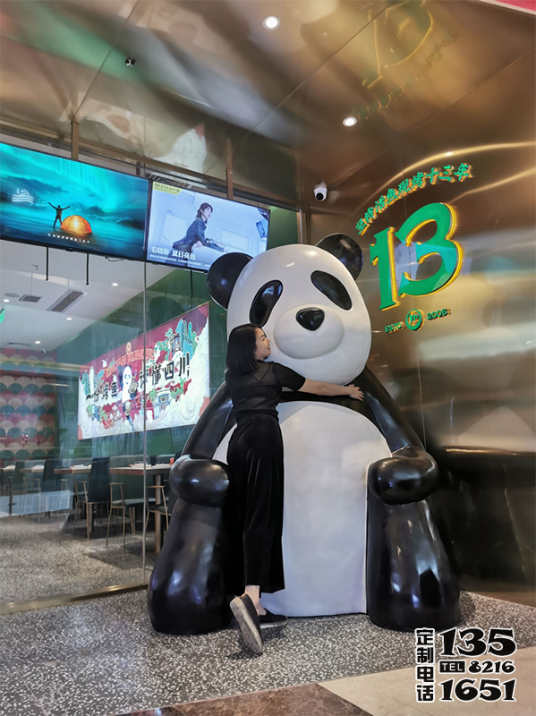 广场中心摆放大型玻璃钢仿真熊猫雕塑 广场中心摆放大型玻璃钢仿真熊猫雕塑