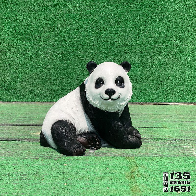 游乐场景观趴着的彩绘玻璃钢熊猫雕塑 游乐场景观趴着的彩绘玻璃钢熊猫雕塑