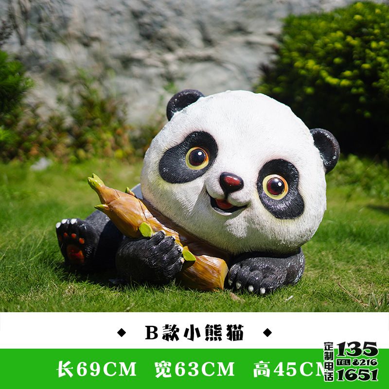 城市公园广场摆放卡通趴着玩笋的玻璃钢熊猫雕塑 城市公园广场摆放卡通趴着玩笋的玻璃钢熊猫雕塑