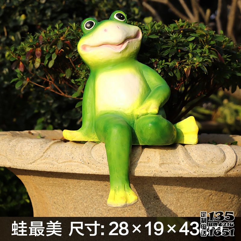 公园坐姿彩绘玻璃钢青蛙雕塑 公园坐姿彩绘玻璃钢青蛙雕塑