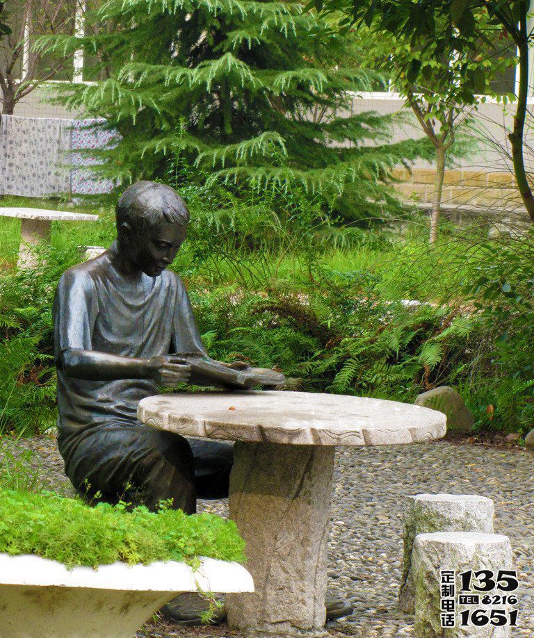 玻璃钢仿铜公园里男孩坐着凳子上的读书雕塑 玻璃钢仿铜公园里男孩坐着凳子上的读书雕塑