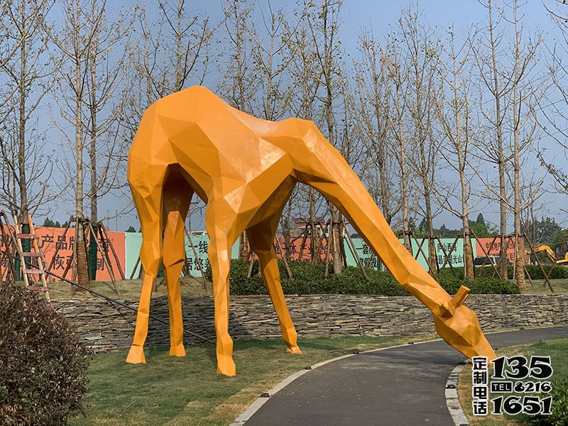 公园玻璃钢几何路边吃草的长颈鹿雕塑 公园玻璃钢几何路边吃草的长颈鹿雕塑