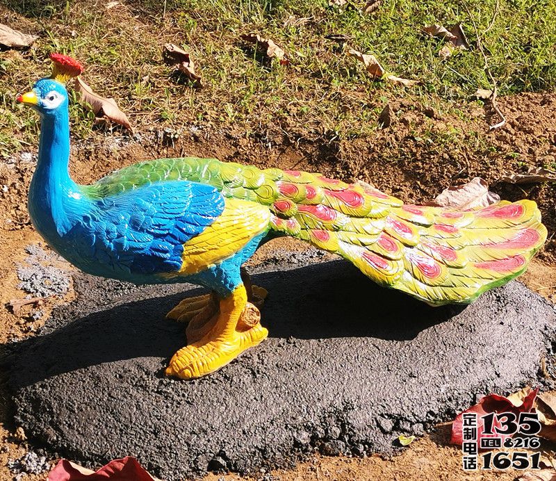 公园里一只玻璃钢彩绘仿真动物孔雀雕塑 公园里一只玻璃钢彩绘仿真动物孔雀雕塑