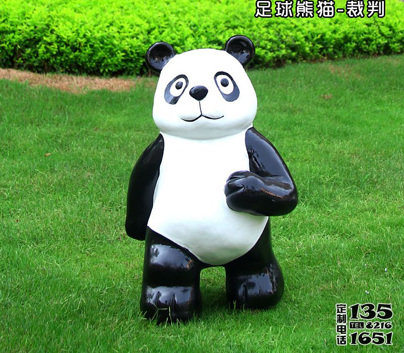 草坪上一只站立的玻璃钢仿真动物熊猫雕塑 草坪上一只站立的玻璃钢仿真动物熊猫雕塑