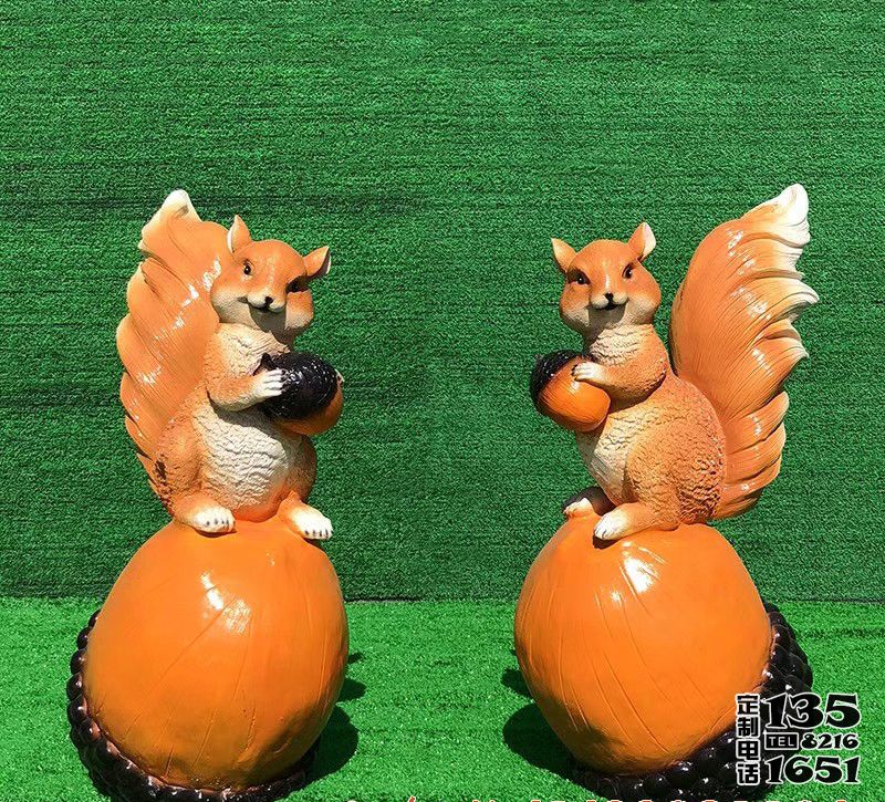 游乐场玻璃钢彩绘仿真松鼠雕塑 游乐场玻璃钢彩绘仿真松鼠雕塑