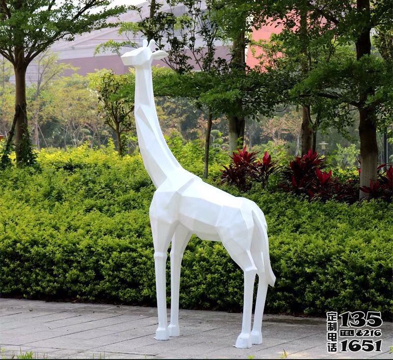 花园玻璃钢几何景观白色长颈鹿雕塑 花园玻璃钢几何景观白色长颈鹿雕塑