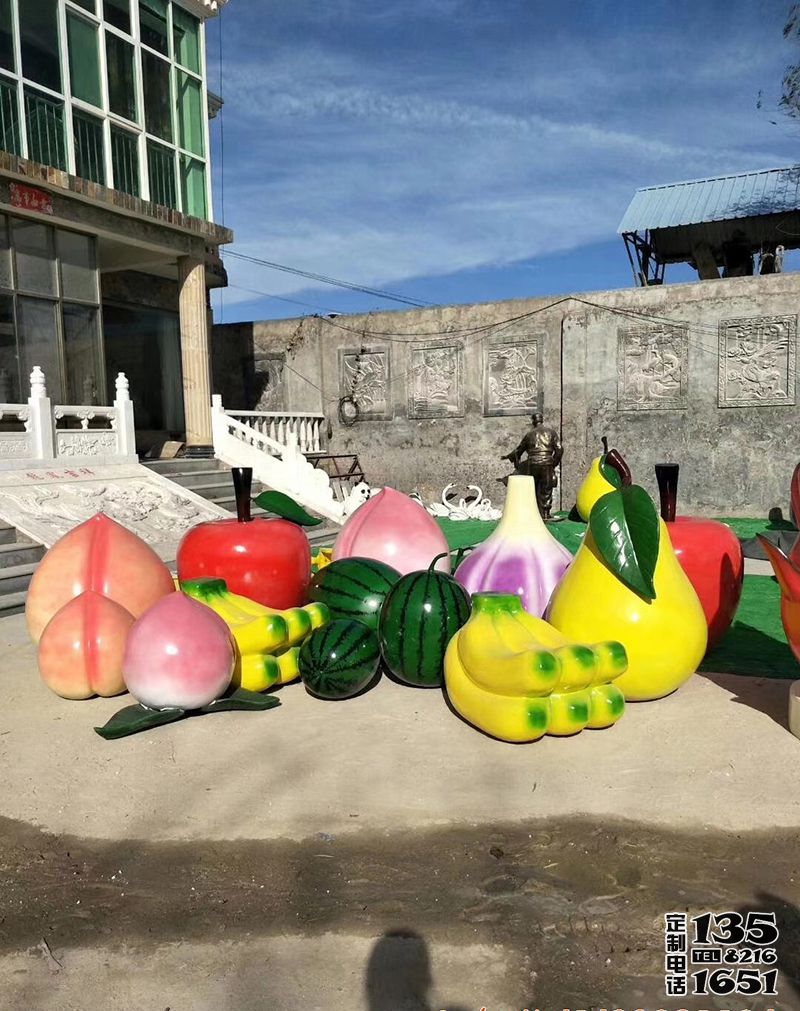 农场卡通玻璃钢彩绘各种水果雕塑 农场卡通玻璃钢彩绘各种水果雕塑