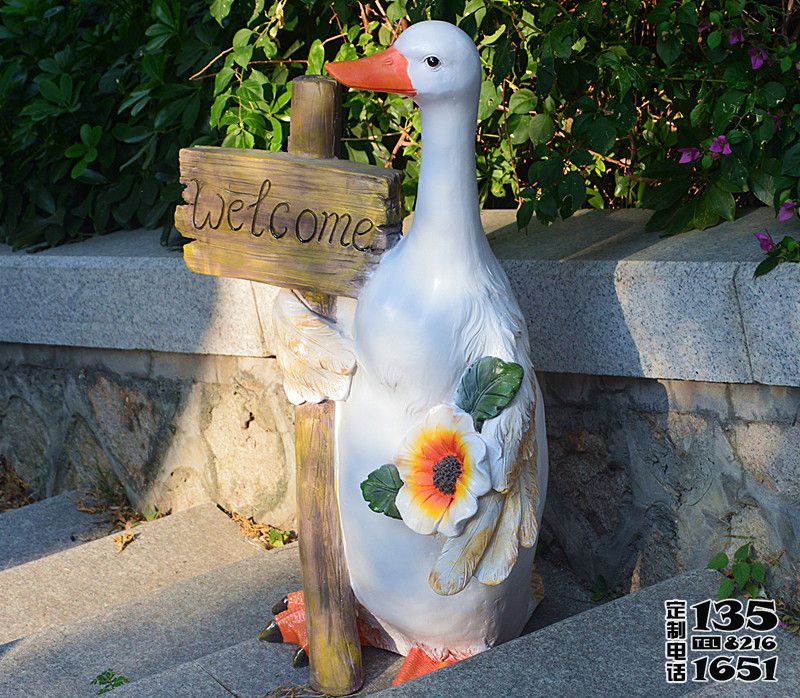 城市街道创意玻璃钢仿真卡通鸭子雕塑 城市街道创意玻璃钢仿真卡通鸭子雕塑