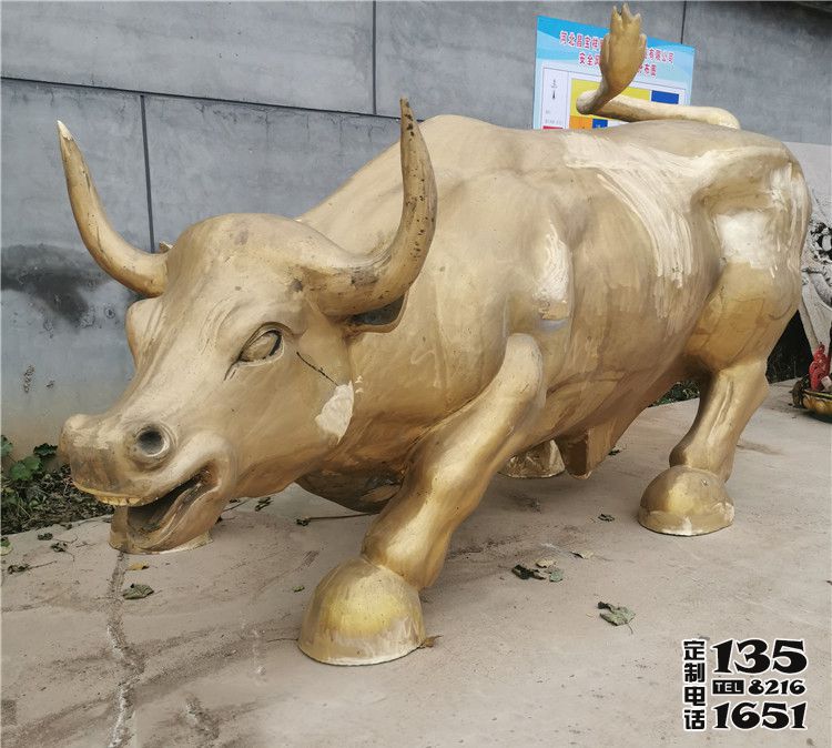 公园里摆放的一只玻璃钢漆金创意华尔街牛雕塑 公园里摆放的一只玻璃钢漆金创意华尔街牛雕塑