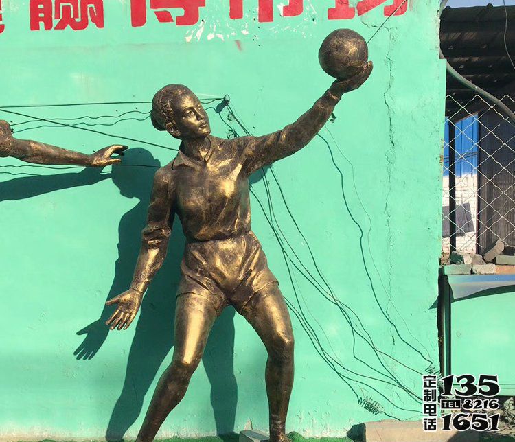 广场玻璃钢仿铜打排球的人物雕塑 广场玻璃钢仿铜打排球的人物雕塑