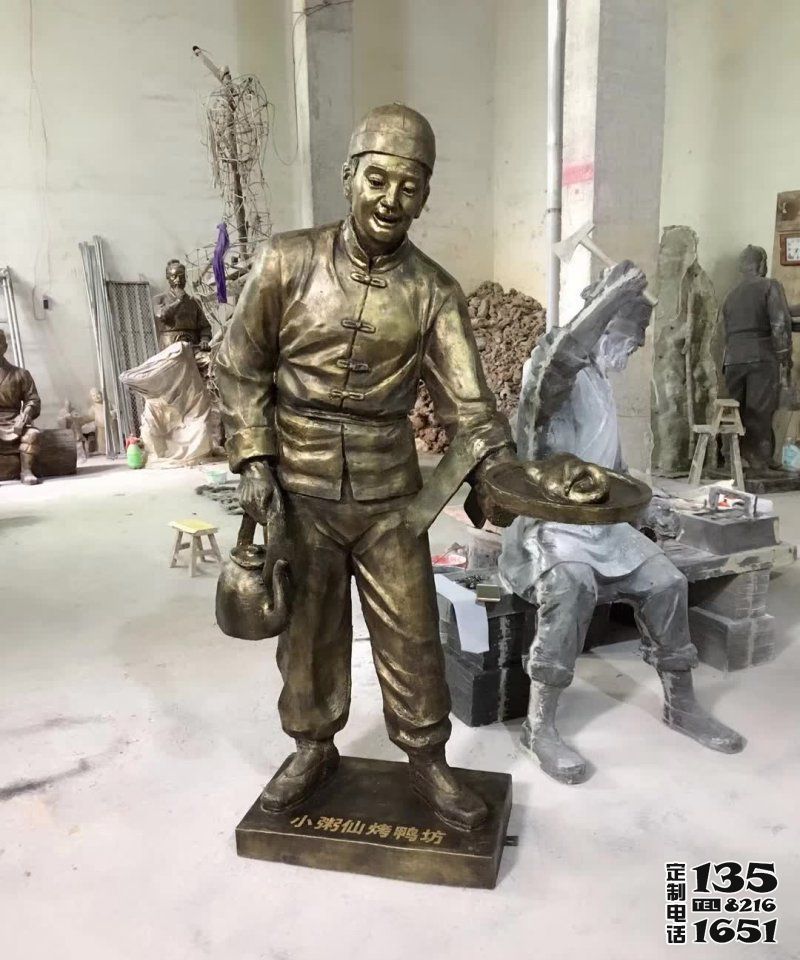 民俗景区玻璃钢仿铜倒茶店小二人物雕塑 民俗景区玻璃钢仿铜倒茶店小二人物雕塑