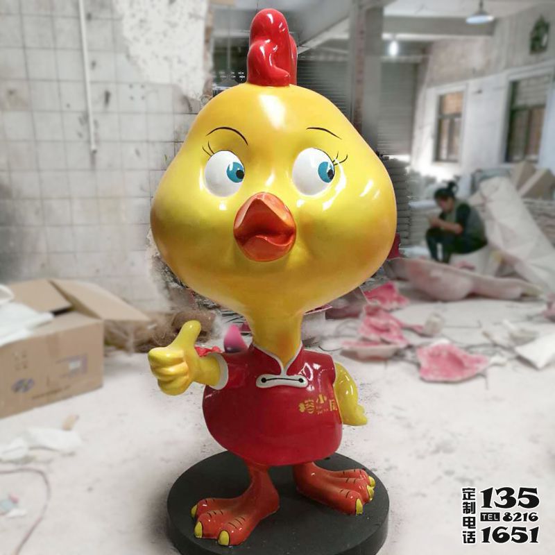 园街道边摆放竖着大拇指的玻璃钢卡通鸡雕塑 园街道边摆放竖着大拇指的玻璃钢卡通鸡雕塑
