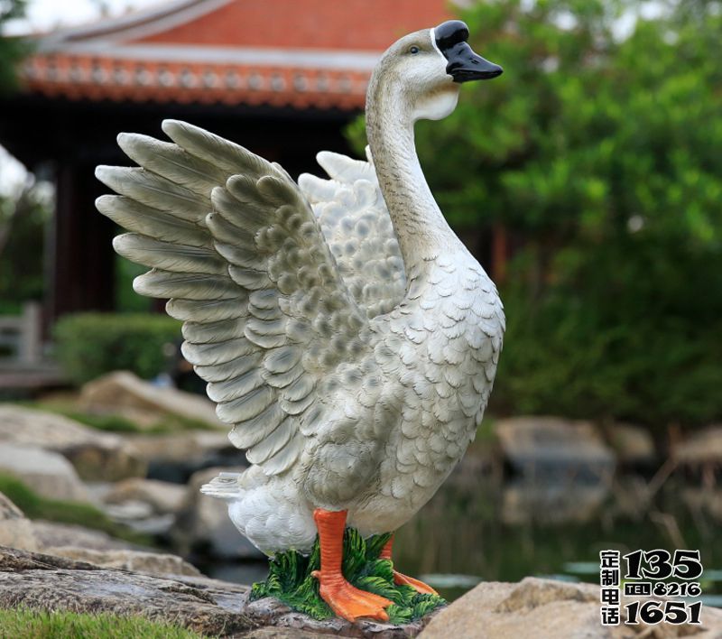 湖边摆放的玻璃钢仿真天鹅雕塑 湖边摆放的玻璃钢仿真天鹅雕塑