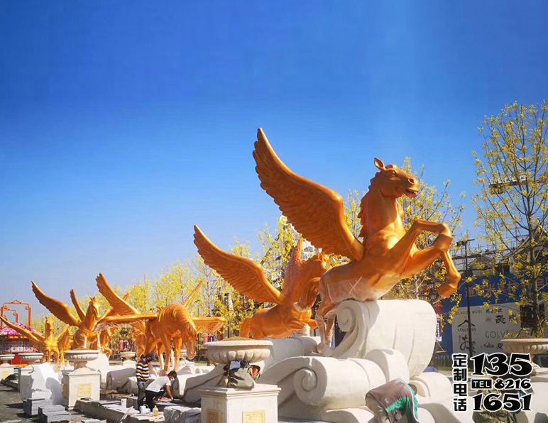 城市街道路边摆放的一排玻璃钢漆金飞马雕塑 城市街道路边摆放的一排玻璃钢漆金飞马雕塑