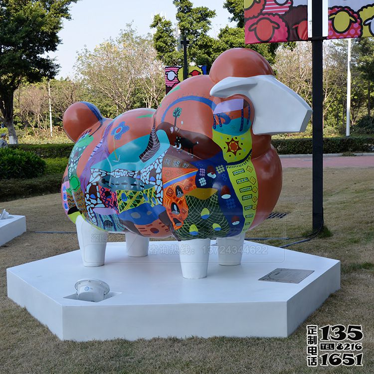 广场街道上摆放的玻璃钢彩绘绵羊雕塑 广场街道上摆放的玻璃钢彩绘绵羊雕塑