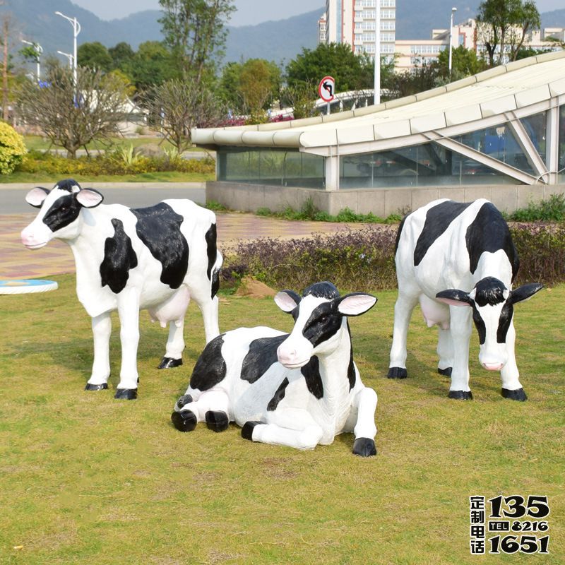 城市花园三只玻璃钢奶牛雕塑 城市花园三只玻璃钢奶牛雕塑