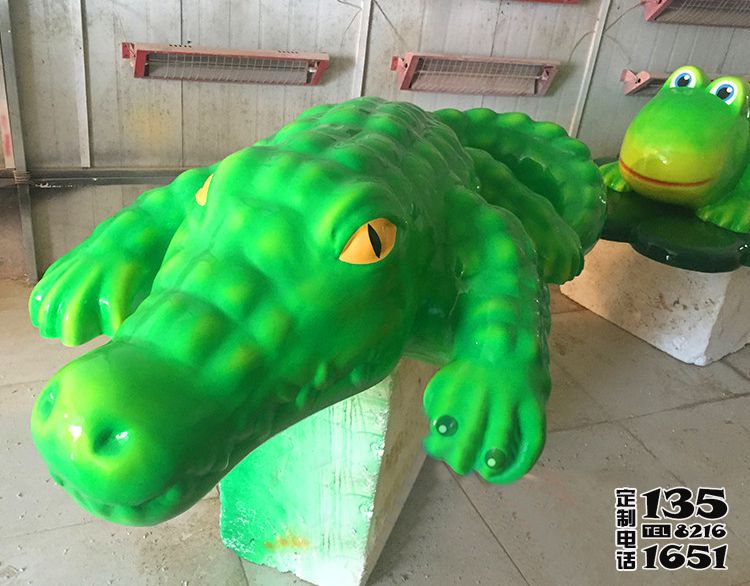 游乐场摆放的玻璃钢卡通鳄鱼雕塑 游乐场摆放的玻璃钢卡通鳄鱼雕塑