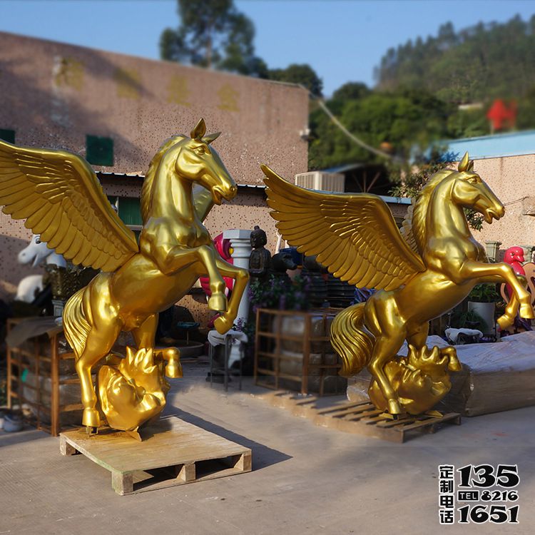 广场上摆放的两只玻璃钢喷漆飞马雕塑 广场上摆放的两只玻璃钢喷漆飞马雕塑