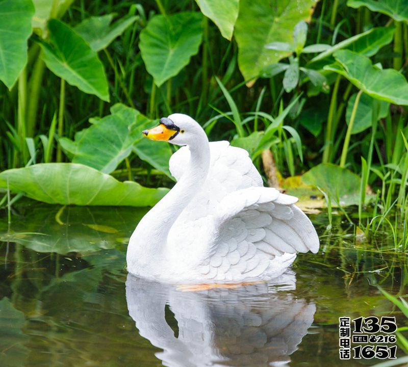 庭院水中嬉戏的玻璃钢树脂仿真天鹅雕塑 庭院水中嬉戏的玻璃钢树脂仿真天鹅雕塑