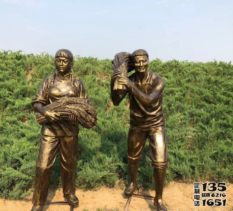民俗农场秋收抱麦子人物玻璃钢仿铜雕塑 民俗农场秋收抱麦子人物玻璃钢仿铜雕塑