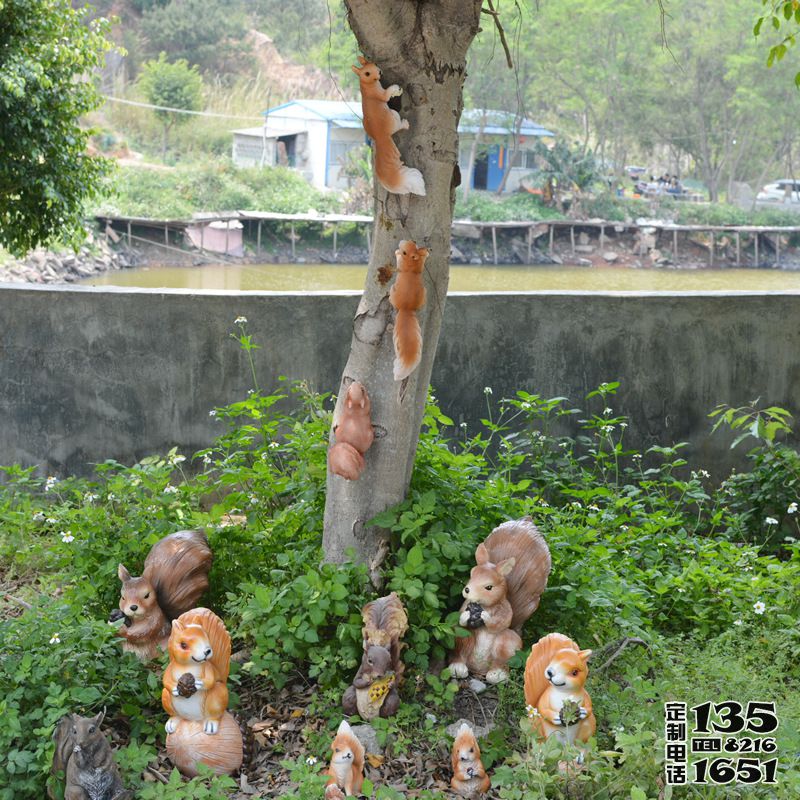 园林景区一群玻璃钢仿真动物松鼠雕塑 园林景区一群玻璃钢仿真动物松鼠雕塑