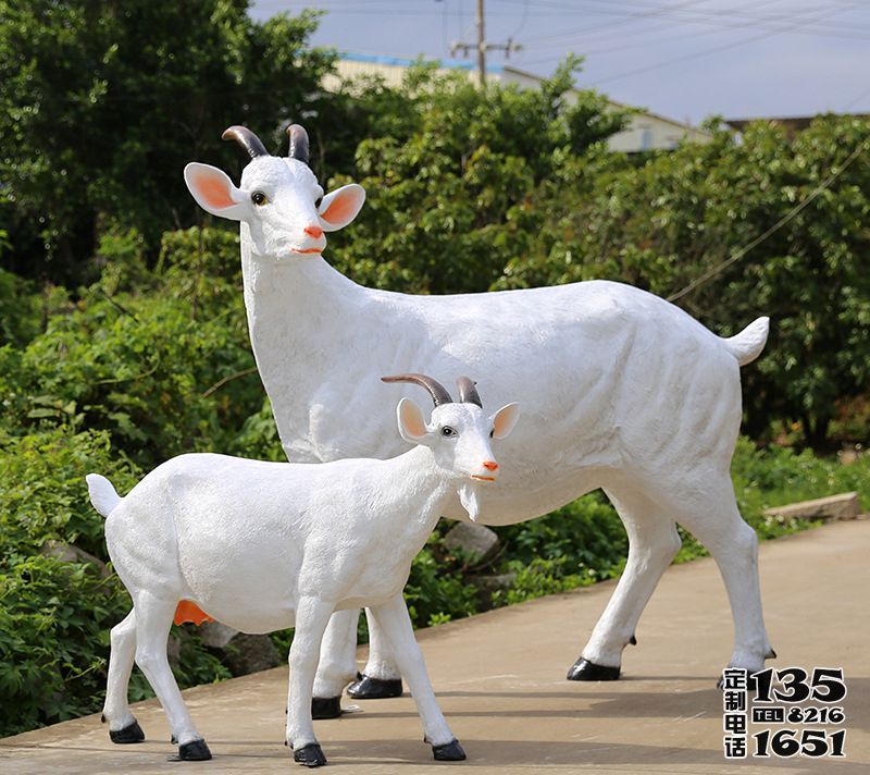 公园路边两只玻璃钢仿真山羊雕塑 公园路边两只玻璃钢仿真山羊雕塑