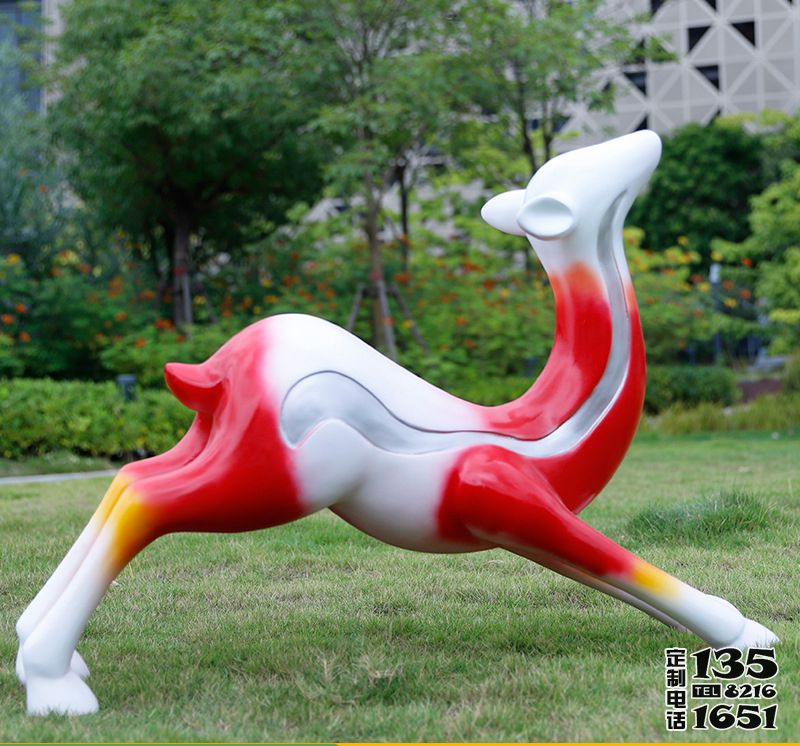 公园草坪上伸懒腰的玻璃钢彩绘小鹿雕塑 公园草坪上伸懒腰的玻璃钢彩绘小鹿雕塑