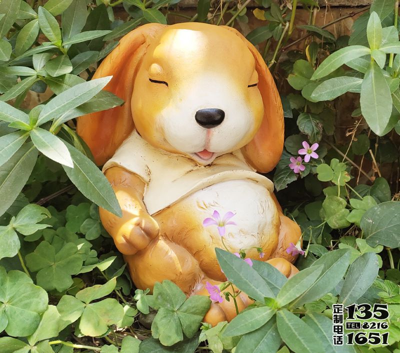 花园草坪中一只在睡觉的玻璃钢卡通兔子雕塑 花园草坪中一只在睡觉的玻璃钢卡通兔子雕塑