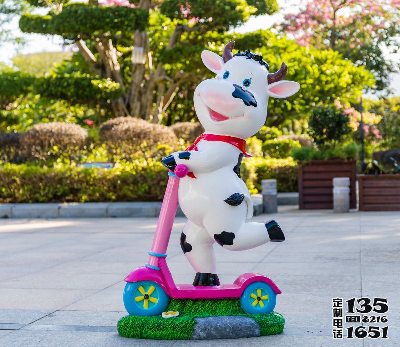 幼儿园卡通玻璃钢彩绘骑滑板车的小奶牛雕塑 幼儿园卡通玻璃钢彩绘骑滑板车的小奶牛雕塑