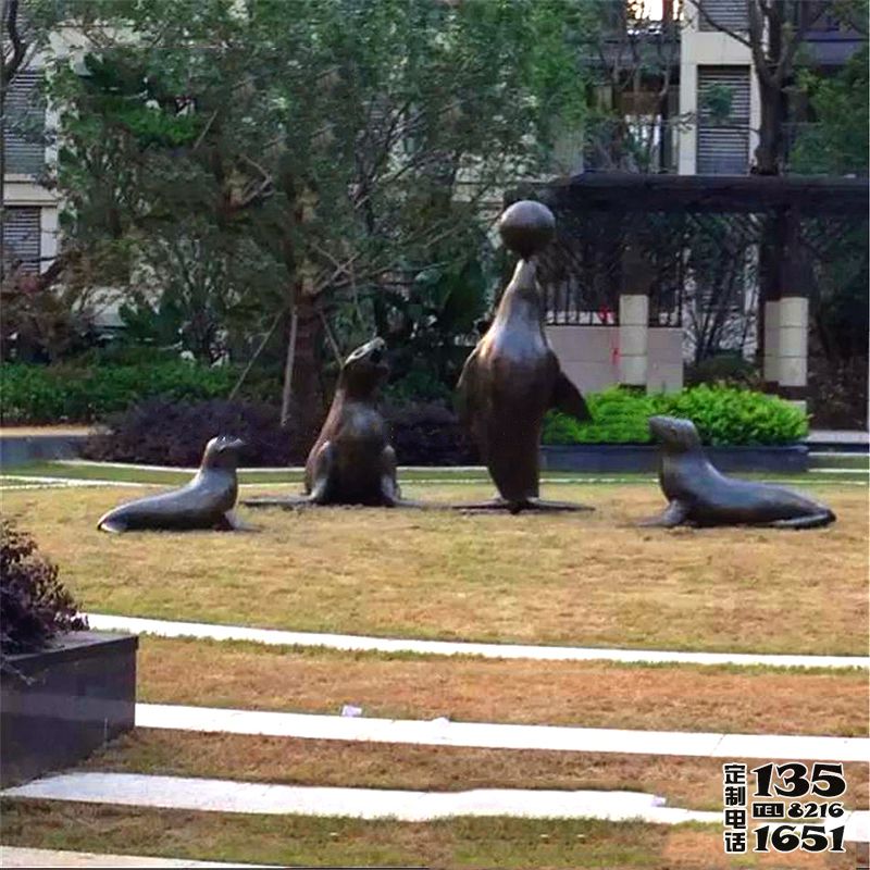 公园草坪上摆放的贪玩的玻璃钢仿铜海豹雕塑 公园草坪上摆放的贪玩的玻璃钢仿铜海豹雕塑