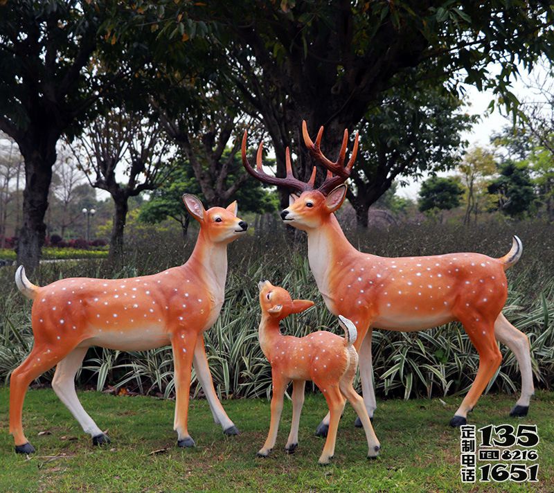公园景区玻璃钢彩绘三只卡通动物梅花鹿雕塑 公园景区玻璃钢彩绘三只卡通动物梅花鹿雕塑