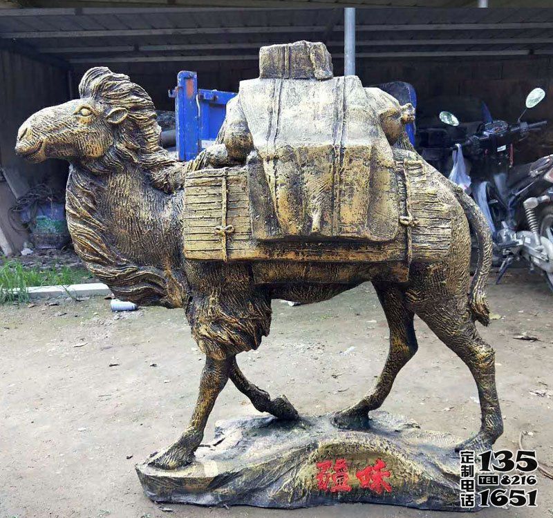 公园街道边摆放的背着行李行走的玻璃钢仿真创意骆驼雕塑 公园街道边摆放的背着行李行走的玻璃钢仿真创意骆驼雕塑
