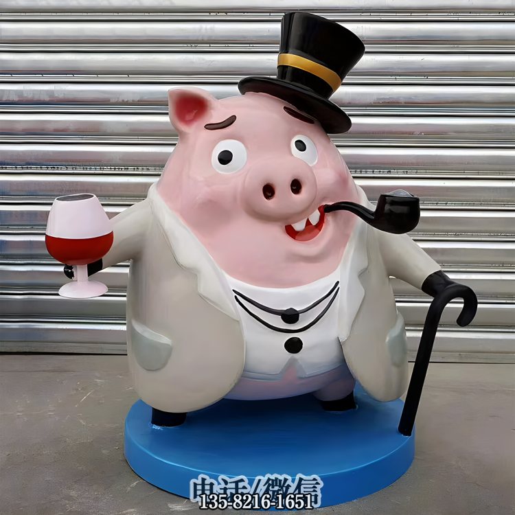 头戴礼帽手拄拐棍、叼着烟斗拿着红酒的卡通猪雕塑 头戴礼帽手拄拐棍、叼着烟斗拿着红酒的卡通猪雕塑
