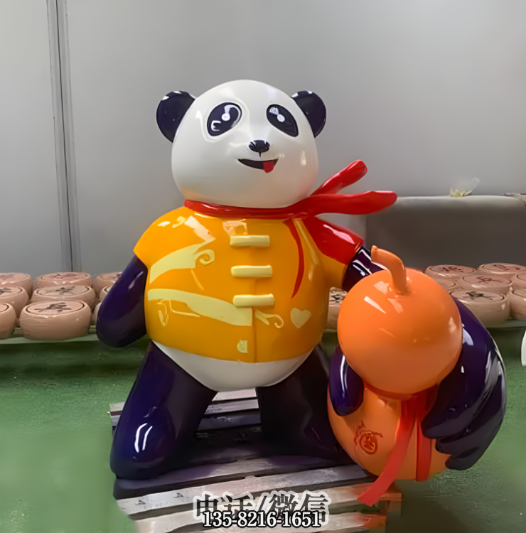 手持酒葫芦的卡通熊猫公仔雕塑 手持酒葫芦的卡通熊猫公仔雕塑