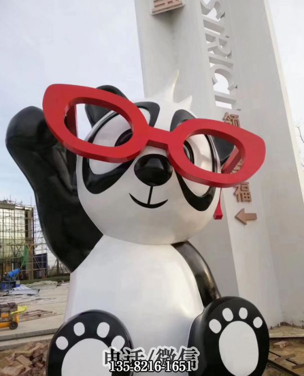 戴眼镜坐地上的卡通熊猫雕塑 戴眼镜坐地上的卡通熊猫雕塑