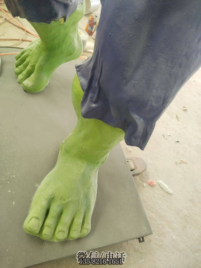 玻璃钢绿巨人足部特写